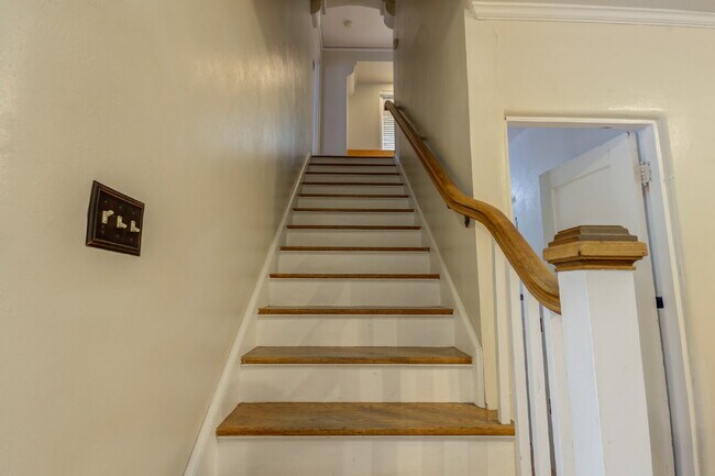 Building Photo - Charming Tuscany Villa block away from TTU