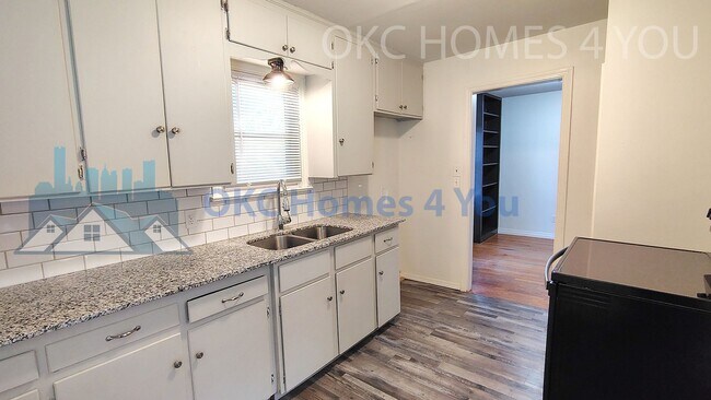 Building Photo - Charming 2 Bedroom near I-44 & May Ave.