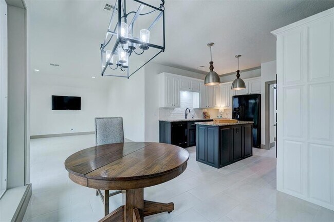 Building Photo - 3616 Burlington Dr