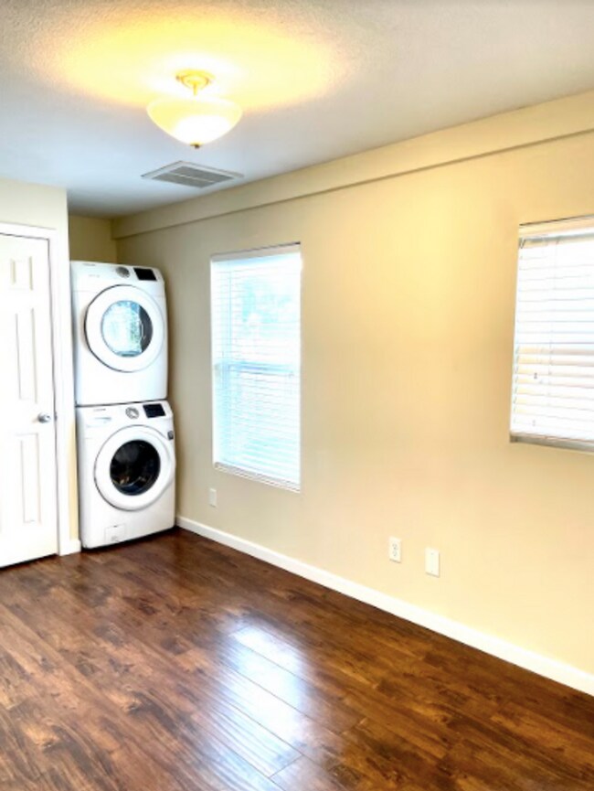 Building Photo - 1 Bedroom Apartment