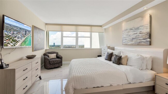 Building Photo - 3140 S Ocean Dr