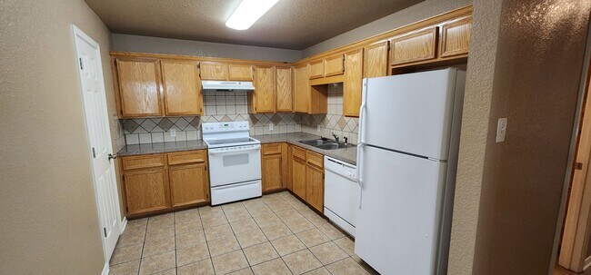 Building Photo - Coming Soon – 3 Bedroom Duplex Near Clear ...
