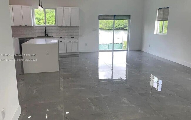 Building Photo - 655 NW 24th Ave