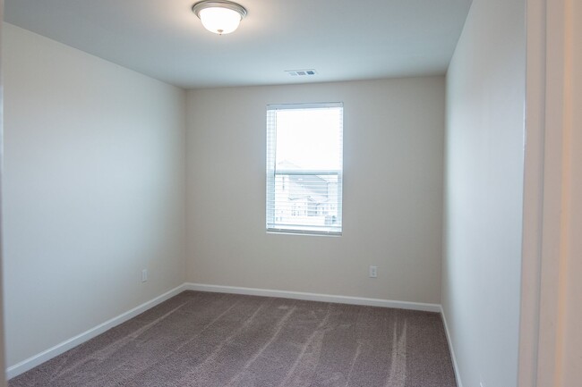 Building Photo - Beautiful Gallatin Townhome w/ Appliances!