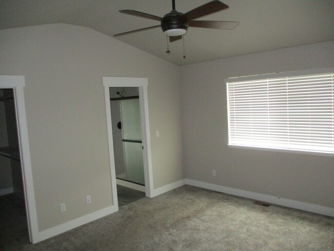 Building Photo - Beautiful 3 Bedroom, 2.5 Bath 2 Story Town...