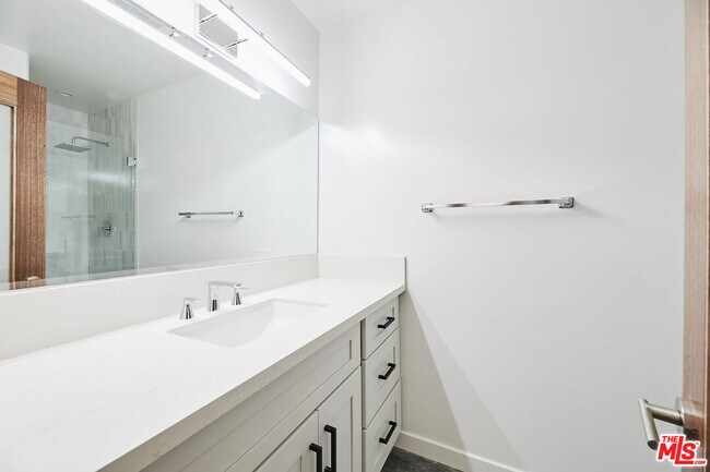 Building Photo - 305 San Vicente Blvd