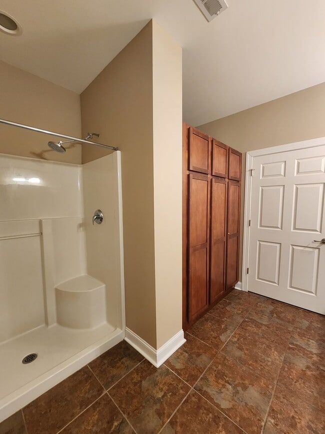 Building Photo - Beautiful Condo-Downtown Hendersonville, NC