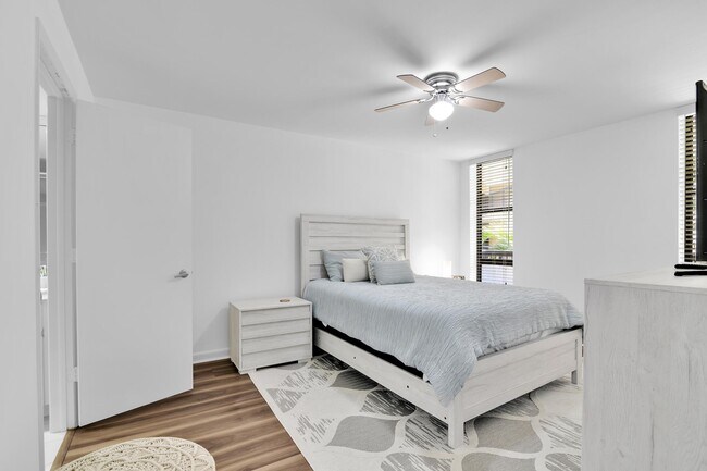 Building Photo - 1167 Hillsboro Mile