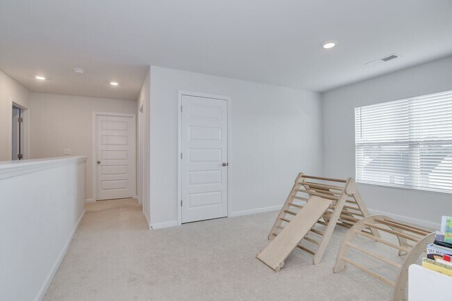 Building Photo - Beautiful 5 Bedroom 3 Bath