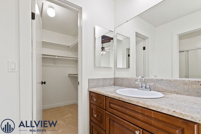 Building Photo - Highly upgraded 3 bed 2 bath condo availab...