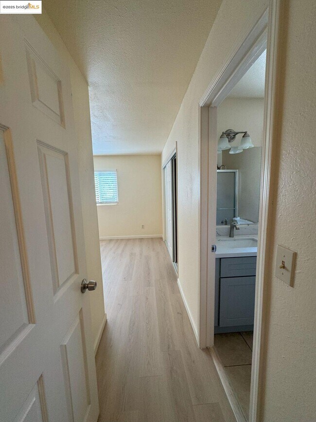 Building Photo - 3323 Blythe Dr