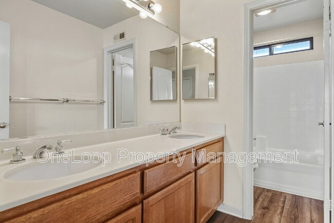 Building Photo - 493 Summerhill View