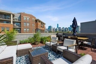 Building Photo - 1008 N Larrabee St
