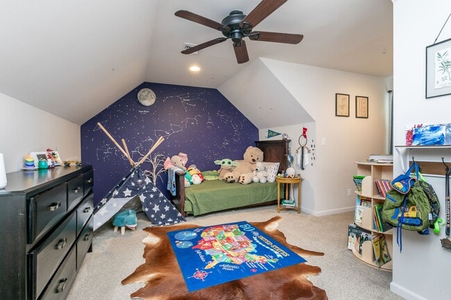 Building Photo - 5 Bed 3 Bath Home