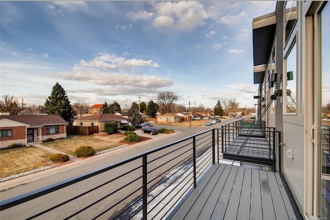 Building Photo - Skyland Townhome just outside of Downtown!...