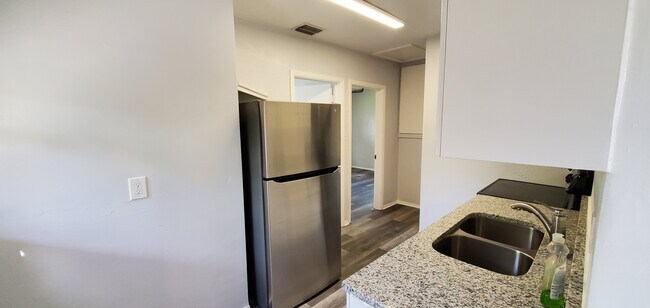 Building Photo - 3351 Hillsdale Ave