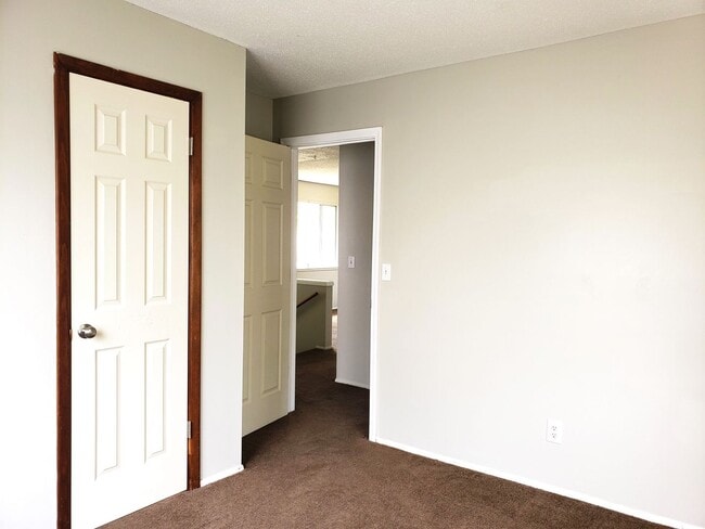 Building Photo - Large 4 bed / 2 bath house for rent