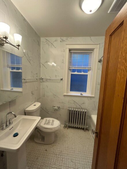 Building Photo - 6321 N Hermitage Ave