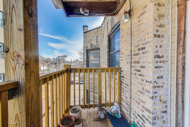 Building Photo - 5732 N Hermitage Ave