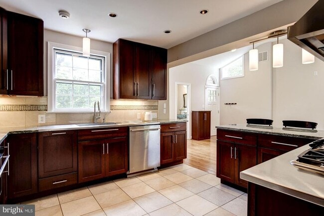 Building Photo - 5013 Brookdale Rd