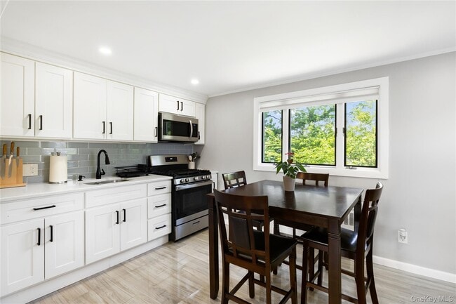 Building Photo - 851 Brook St