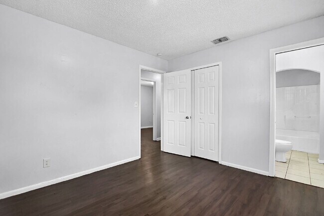 Building Photo - Move-In Ready 3-Bedroom Home with Spacious...