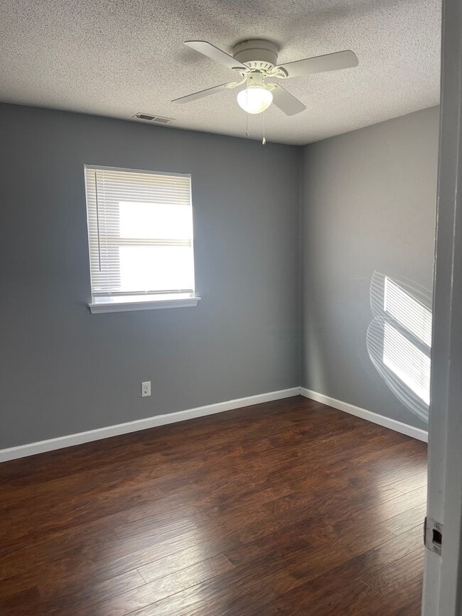 Building Photo - Beautiful 3 Bed, 1 Bath Convenient Location Mins From Hospital and Shopping