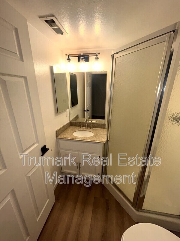 Building Photo - 3831 La Crescenta Ave