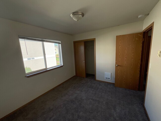 Building Photo - 3 Bed, 2 Bath close to Downtown Ferndale