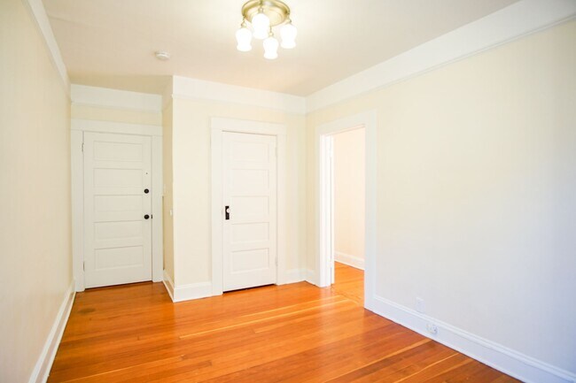 Building Photo - Snag this Stately One-Bedroom off of Bustl...