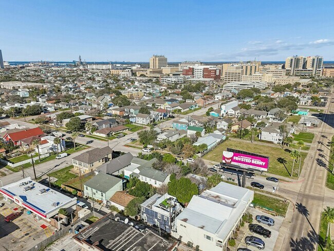 Building Photo - 609 Sealy Ave