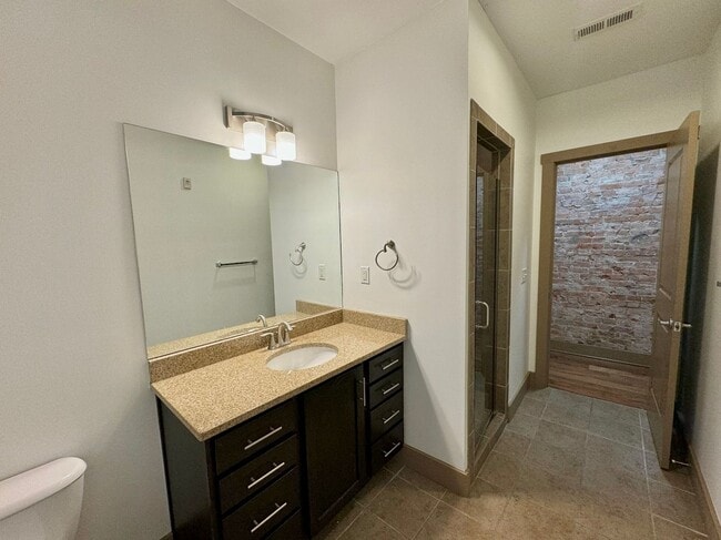 Building Photo - 641 Walnut St