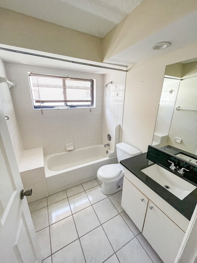 Building Photo - Gorgeous 3/2/2! Nice Neighborhood! Great Location!