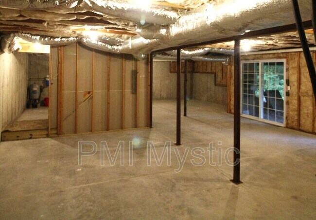 Building Photo - 6 Oak Ridge Road