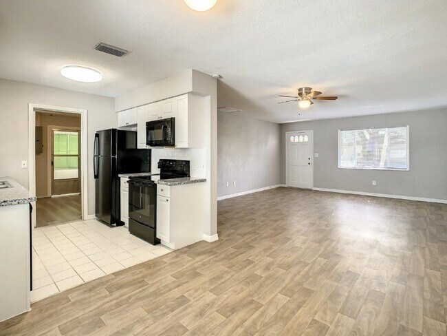 Building Photo - Beautiful 2/2 ~1000Sq. Ft. with NEW floors...