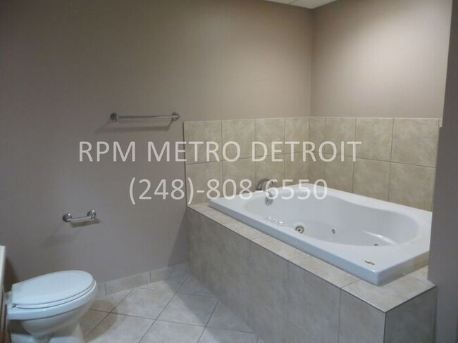 Building Photo - Sterling Heights Condo(16 Mile & Mound)