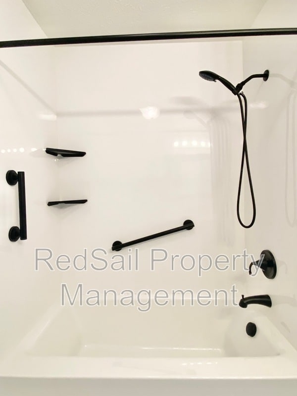 Building Photo - 14 S Lake Cir