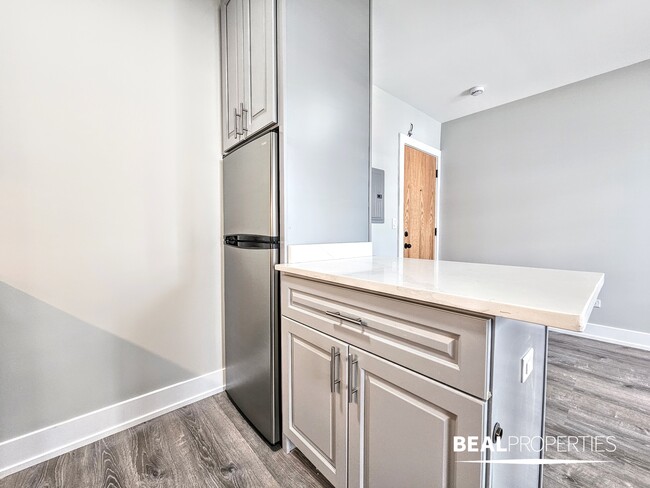 Building Photo - 505 W Belmont Ave