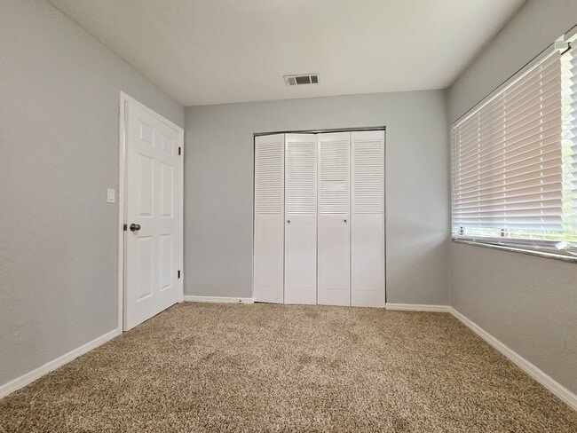 Building Photo - Adorable 2/1.5 in Shellrock Villas