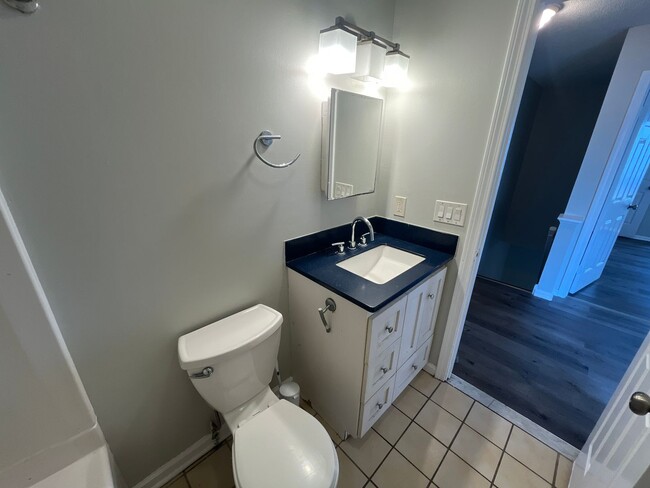 Building Photo - 2 Bed/ 1 Bath- Renovated Duplex Apt W/ Gar...