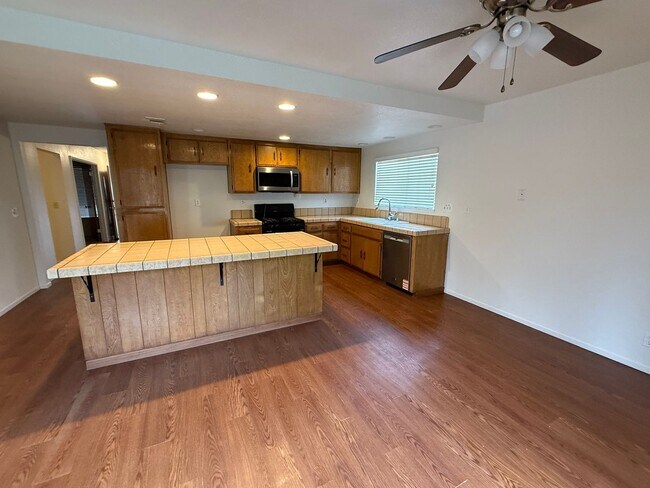 Building Photo - Victorville- Spring Valley Lake, 3 Bedrooms 2 bathrooms, New Paint