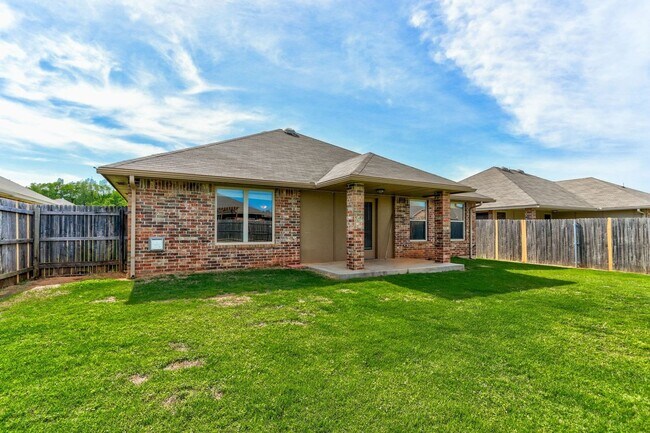 Building Photo - AVAILABLE 3-15-2020  FOR OCCUPANCY IN YUKON, MUSTANG SCHOOLS!