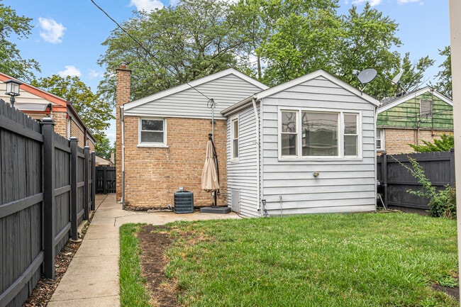 Building Photo - 4543 S Leclaire Ave