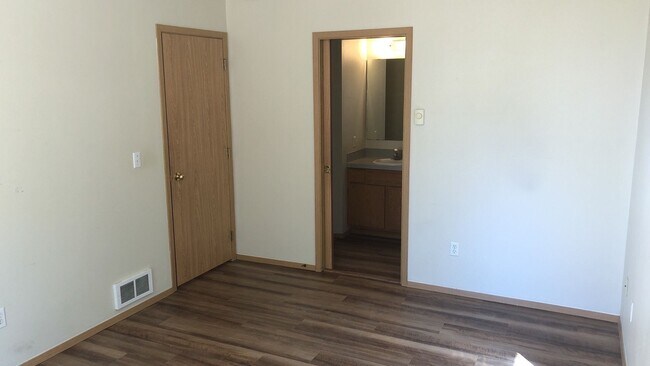 Building Photo - 305 NW Parr Dr