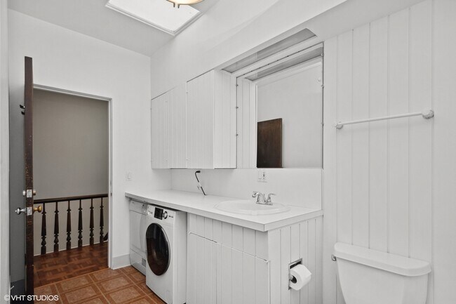 Building Photo - 545 W Belden Ave