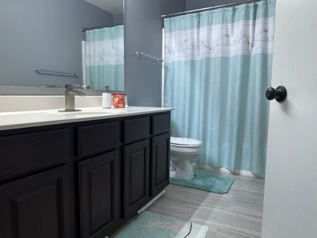 Building Photo - Very Spacious Townhome in great area in Apple Valley. Avail Oct 1