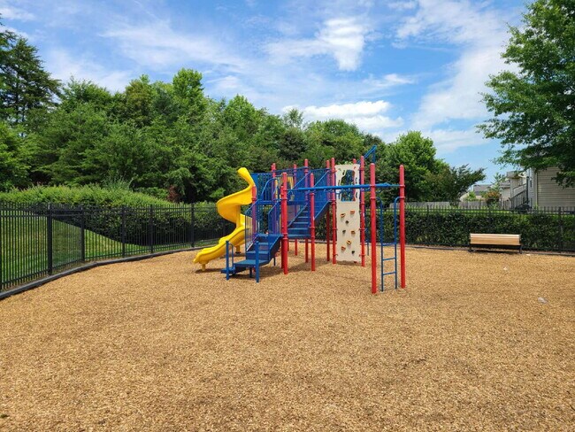 Building Photo - 3-Level TH, 3 BR, 2.5 BA, Garage