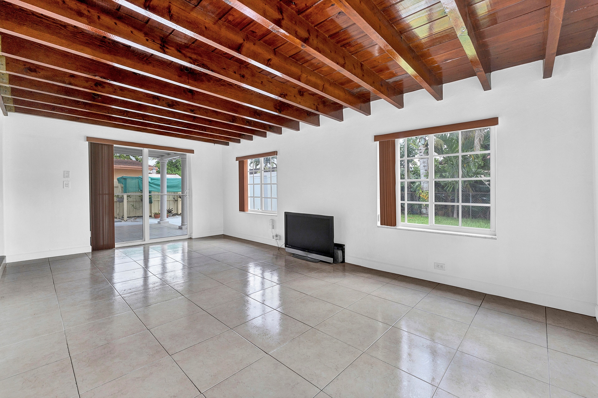 Building Photo - 361 SE 6th Ave