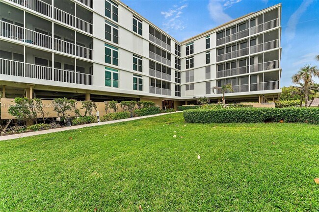 Building Photo - 669 NE Plantation Rd