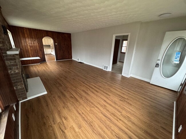 Building Photo - Newly renovated Tulip street